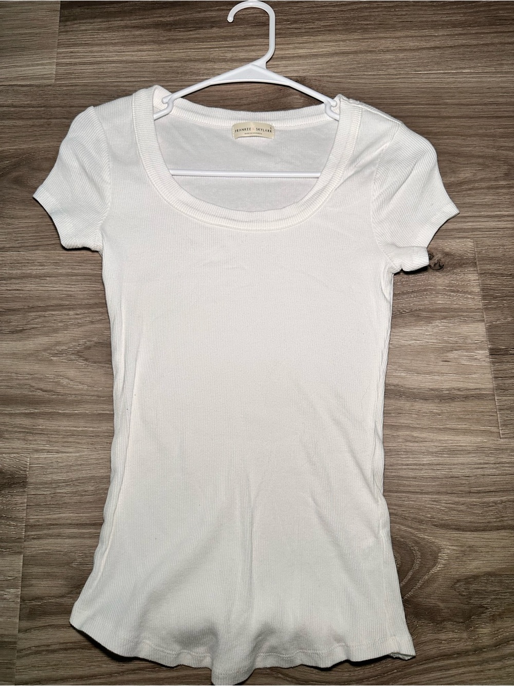 Frankee Skylar White Ribbed Short Sleeve Scoop Tee